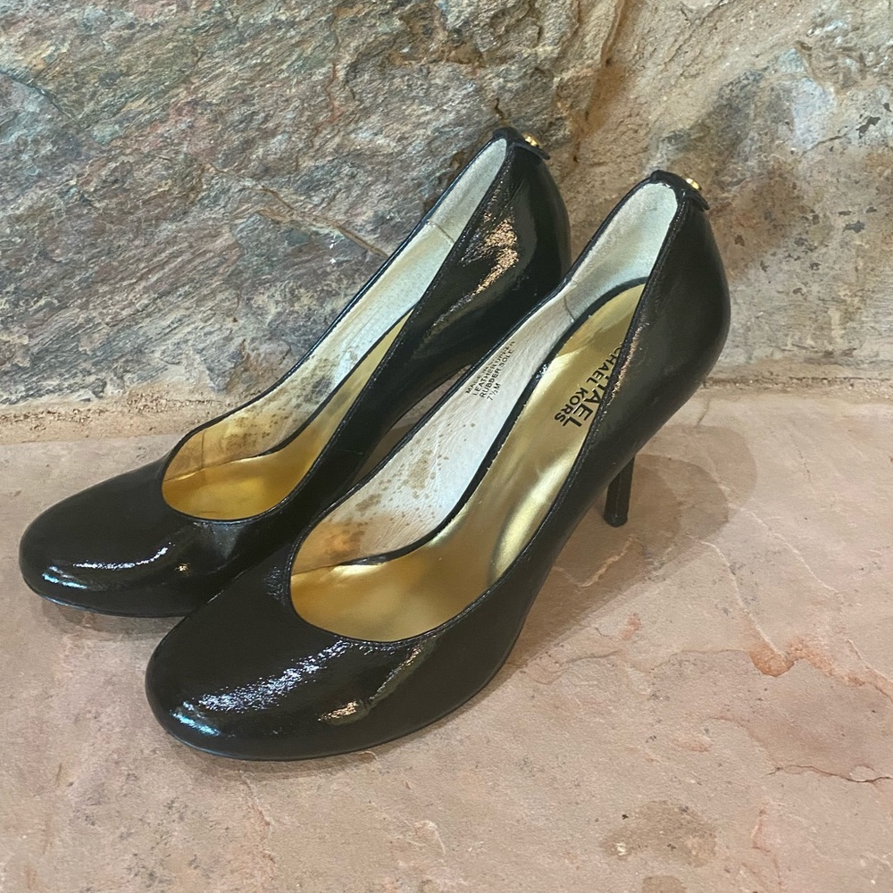 Michael kros black heels simple and classy